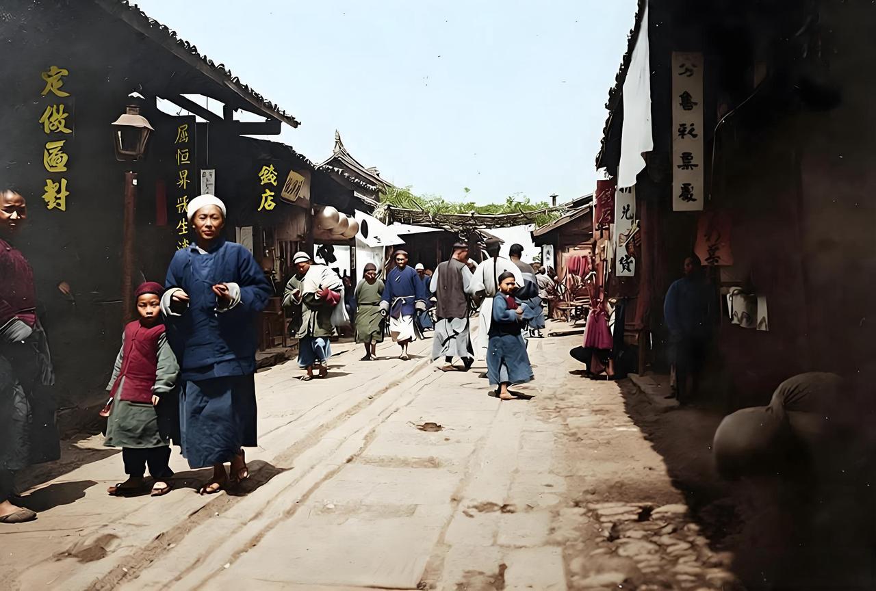 1909年4月的成都街衢，石板路被岁月磨出浅辙，两侧穿斗结构的铺面檐角下，黑底白