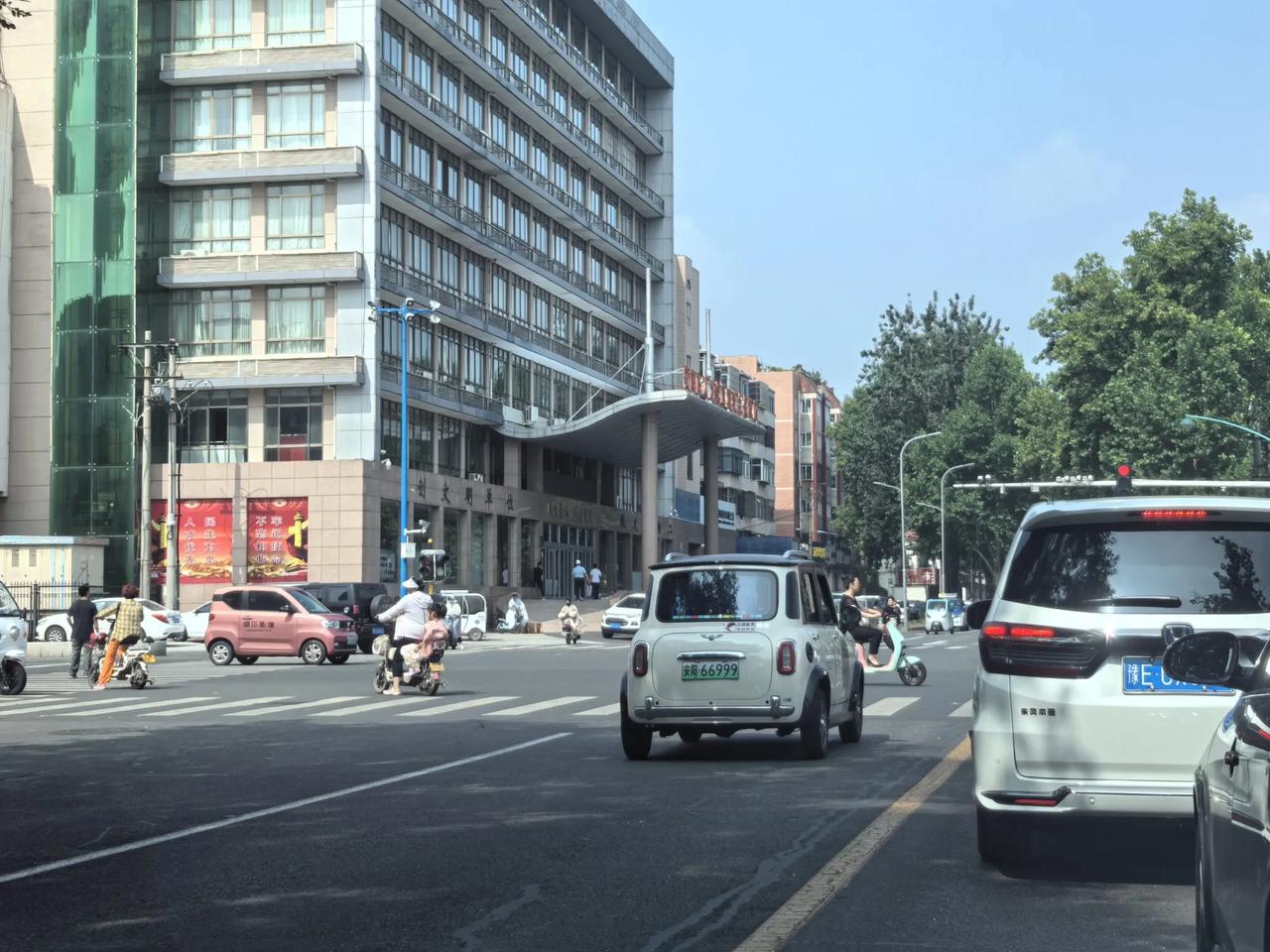 我就想问问，谁发明的这种“老头乐”。
我不反对老头乐上路，但是最起码让这些人学学