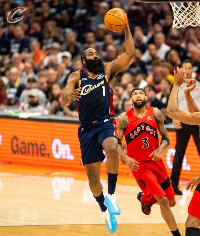 【历史夜炸场！哈登22+10超拉里-伯德来到历史第13，米切尔32分连创G1神迹