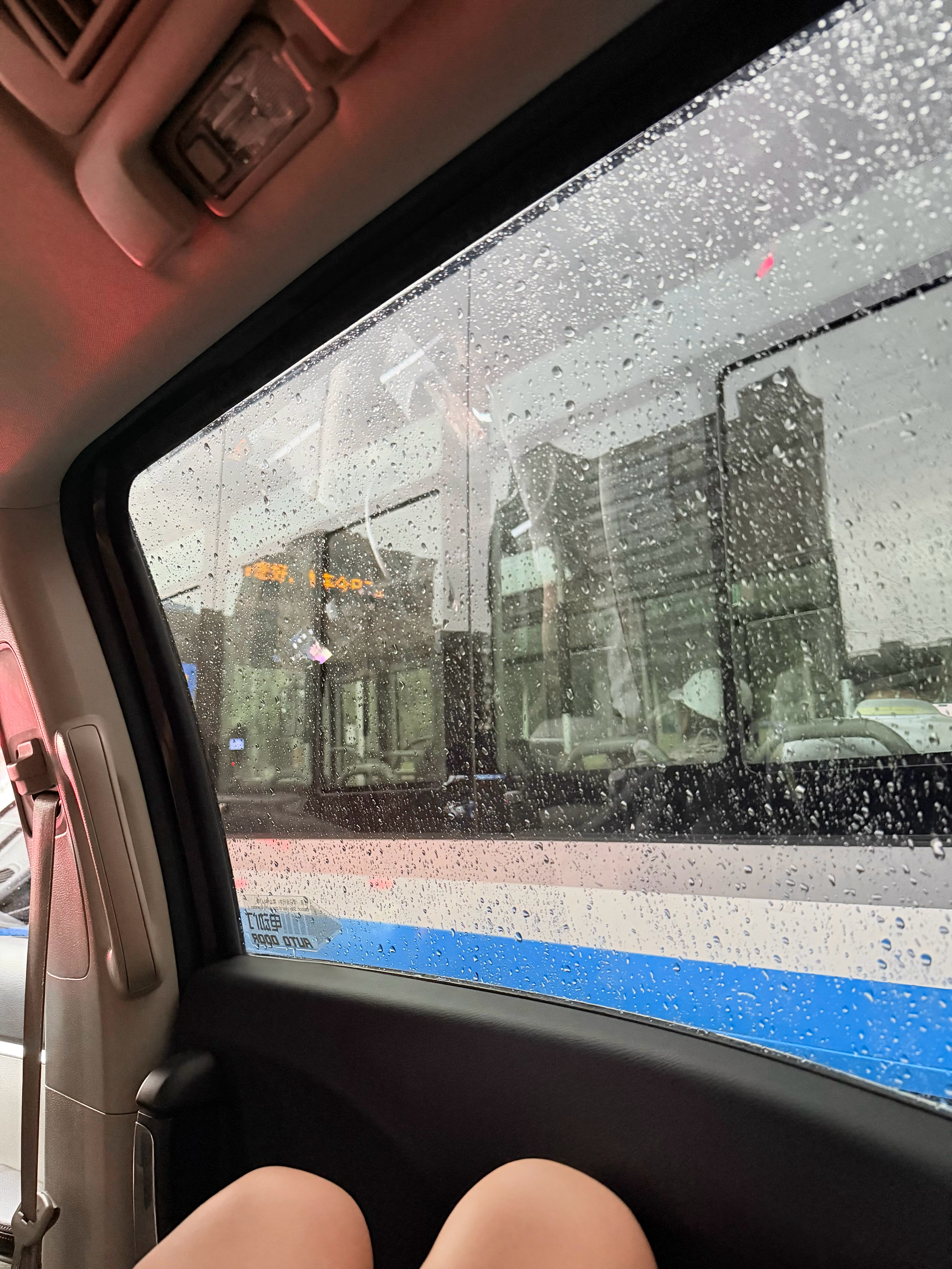 可恶 居然下雨了…..但是没关系 还有半个小时我就能见到我心爱的包包了！！！ 北