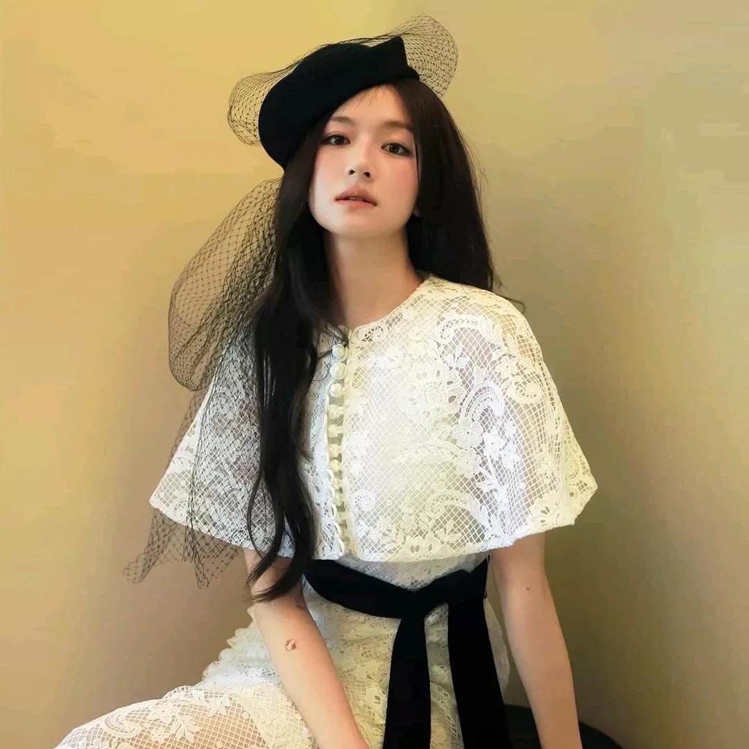 优雅复古的蕾丝连衣裙，黑丝带点缀，复古时尚，气质优雅。轻奢蕾丝黑裙 黑丝长袖连衣