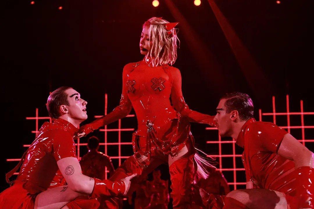 她的演唱会舞台，好大胆的妆造 ​​​