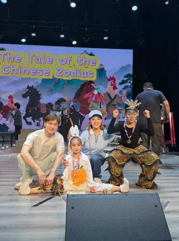 刘璇一双儿女首演话剧，而且，还是全英文演出，排练时间也很紧张，仅仅排练了6天，即