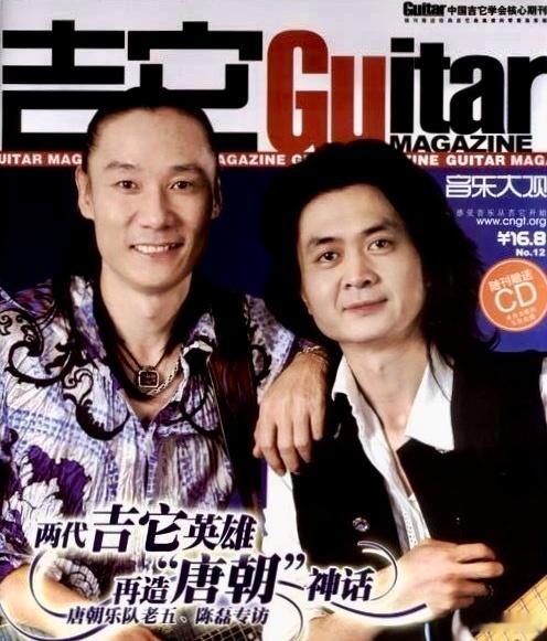 “精彩合照时间”之两位吉他手老五、陈磊，老崔在歌迷们中间…… 