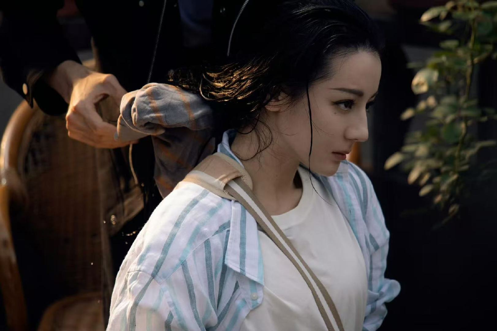 迪丽热巴枭起青壤湿发剧照枭起青壤迪丽热巴湿发剧照 迪丽热巴枭起青壤湿发剧照迪丽热