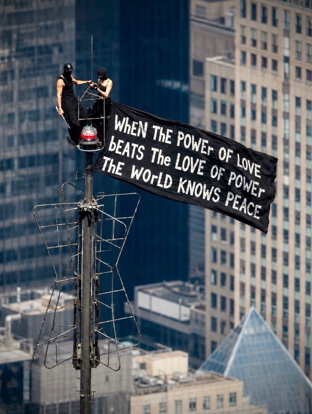 【🆘】今天爬上帝国大厦情侣的神图：When the power of love