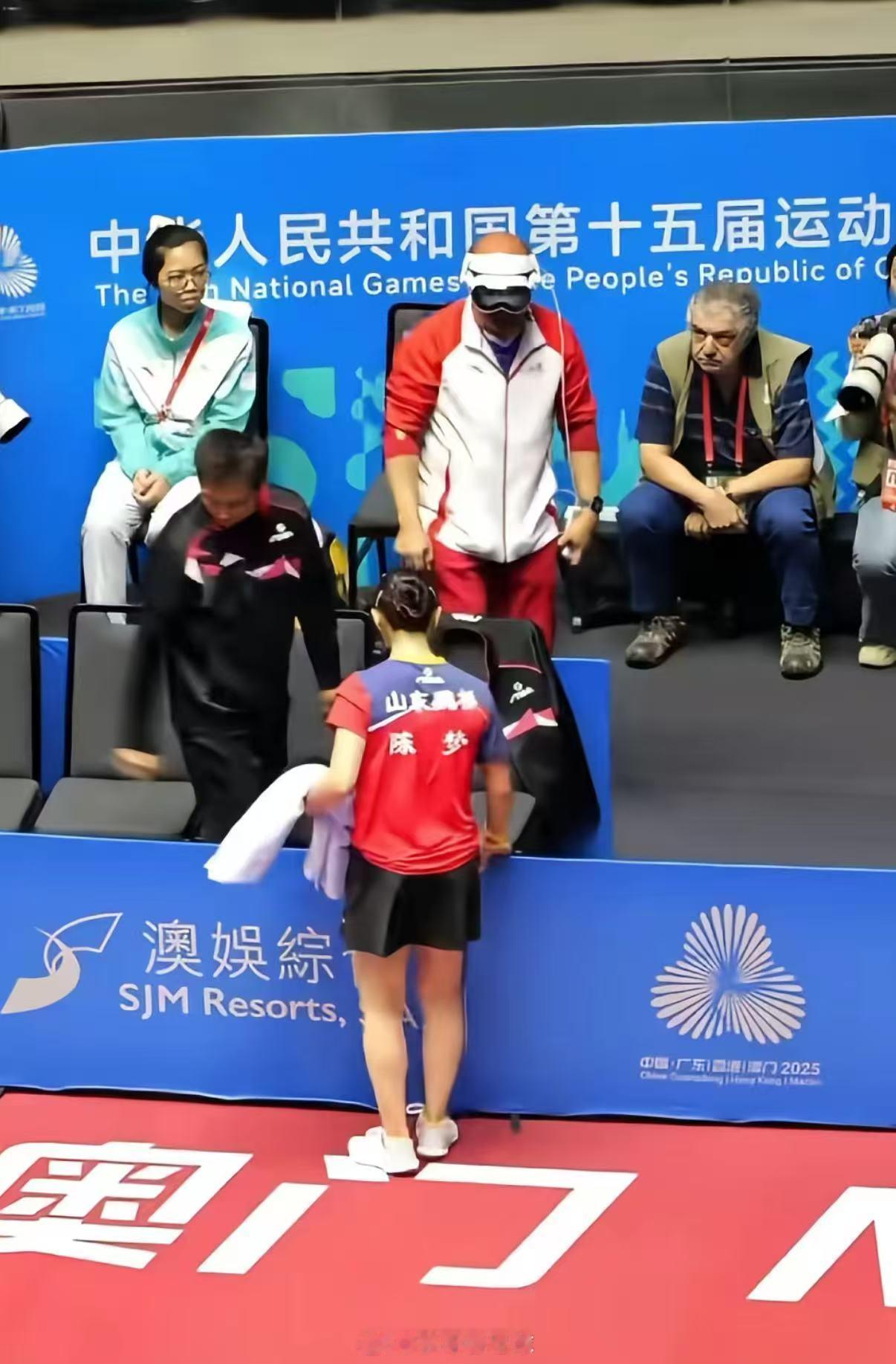 陈梦全运赛场的主管教练孙逊，赛后佩戴专业观赛辅助装备引关注，网传VR镜头系误解，