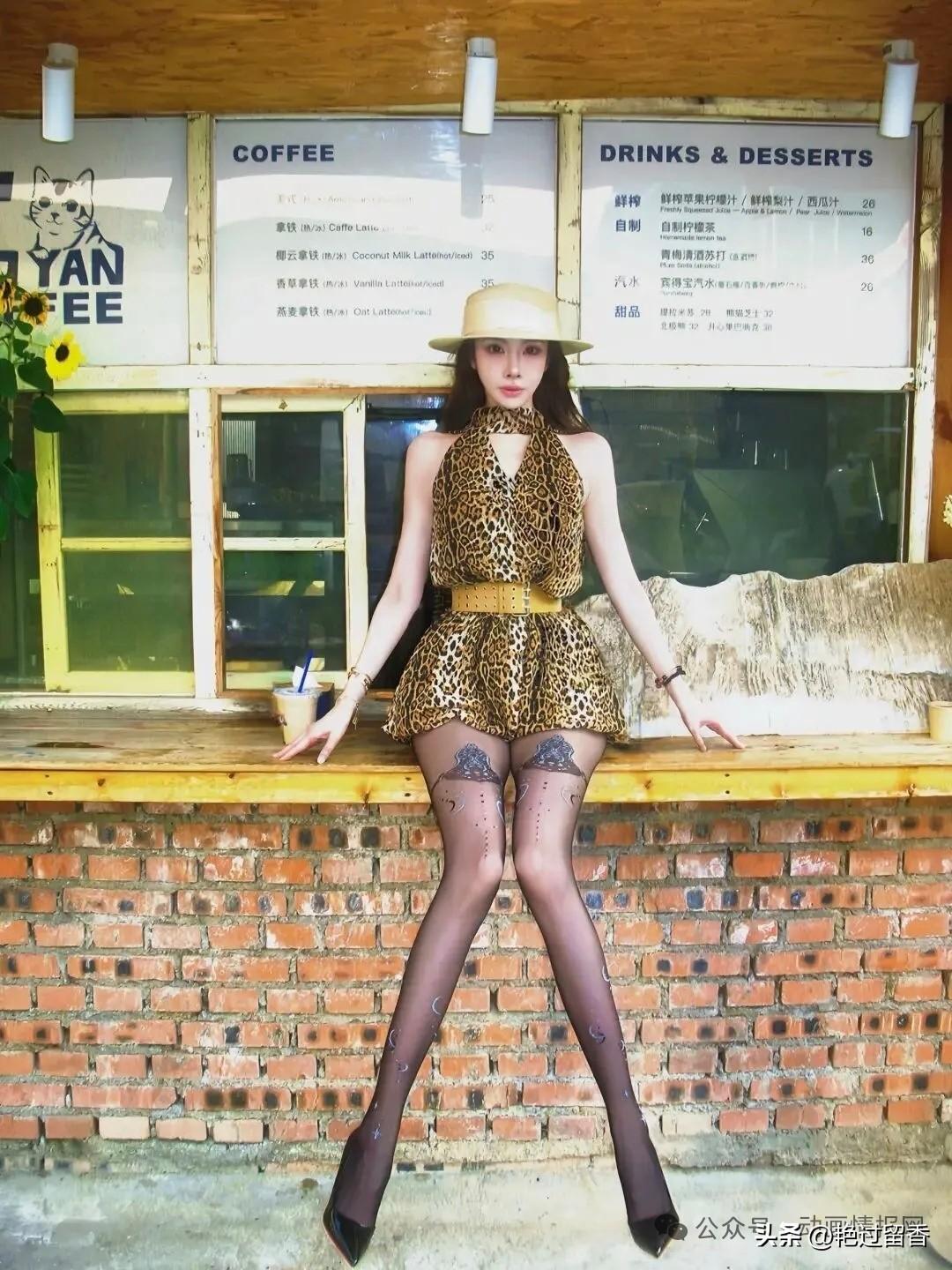 复古咖啡馆，豹纹连衣裙，时尚与复古的完美结合。怎么搭配才能穿出时髦精致范?