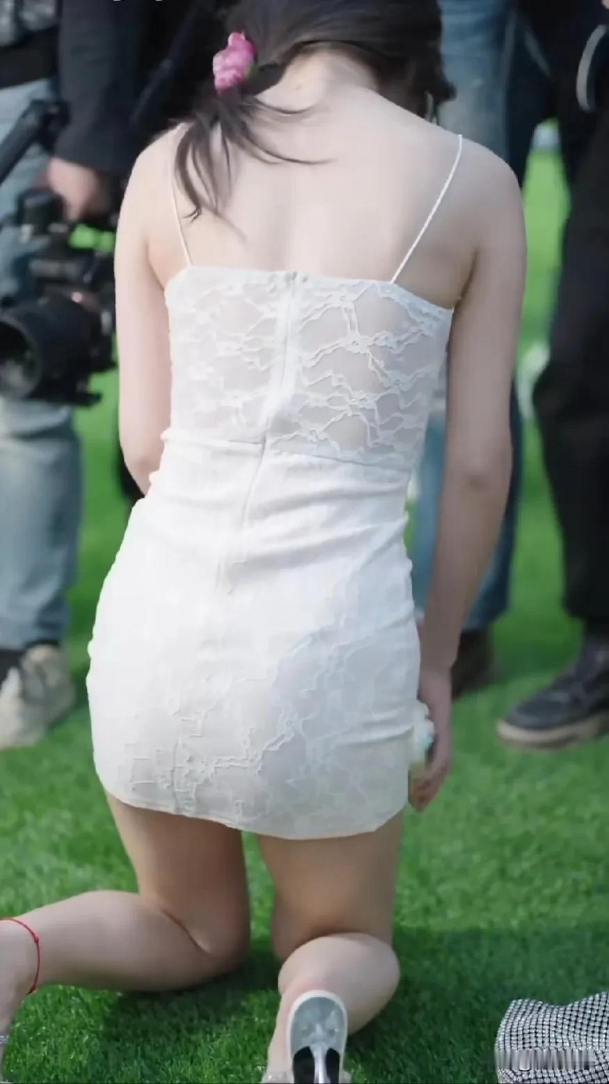 这背影，我敢说，回头率百分百！路人甲：哇，这背影好迷人！路人乙：我要拍下来！路人