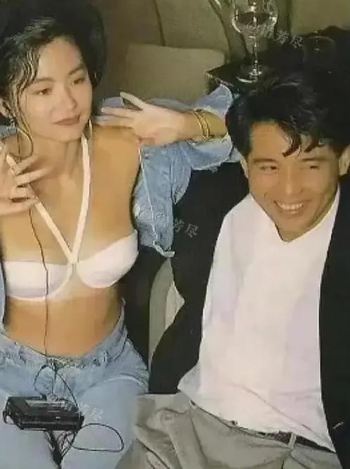 1980年，热恋中的林青霞和秦汉留下了一张不可多得的亲密合影。画面中的林青霞穿着