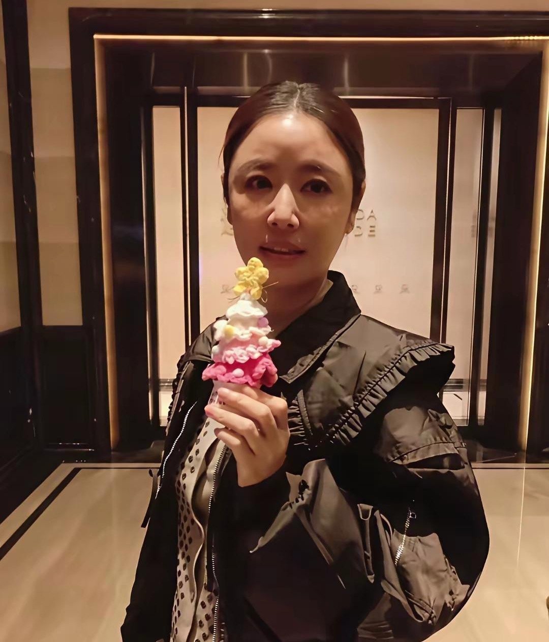 49岁‎‎⁠的‏⁠林心⁠﻿如下班被偶遇，化﻿了点‎淡妆，但眼窝明显凹陷﻿，整个人