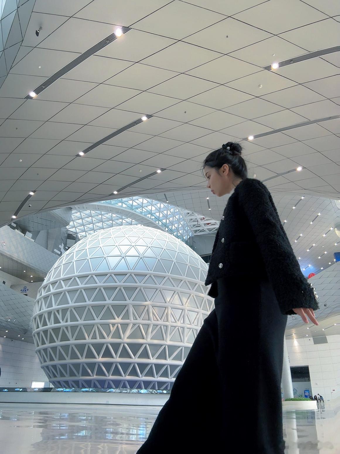 郑州好拍又好玩的科技馆✅郑州科技馆（新馆）凭身份证入内，进场映入眼帘的就是巨大的