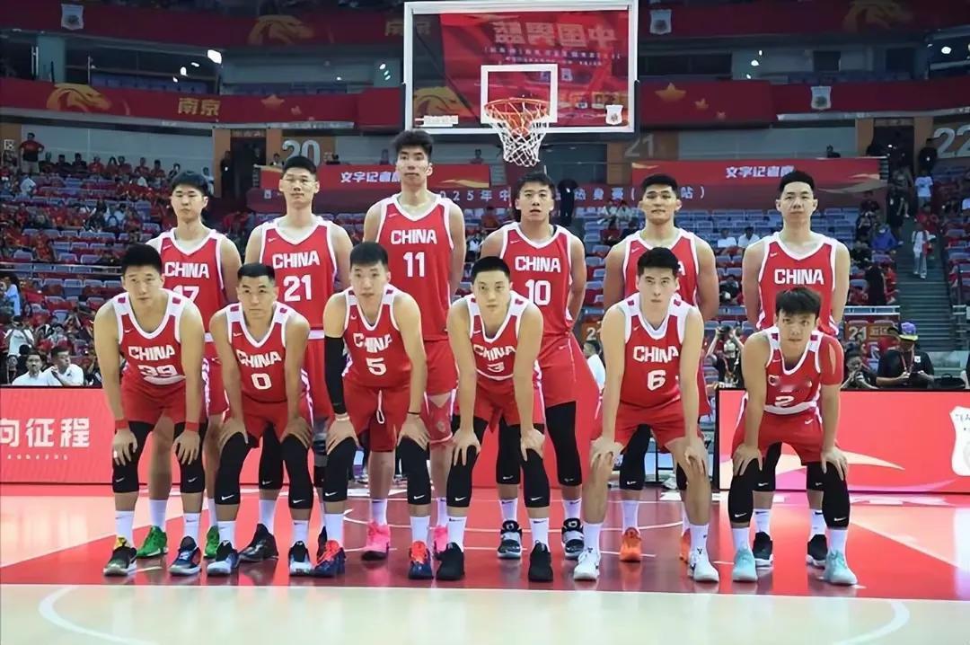 令人失望！运动战0分+7失误+控球慢吞吞，这状态怎能打好亚洲杯
中国男篮最大的短