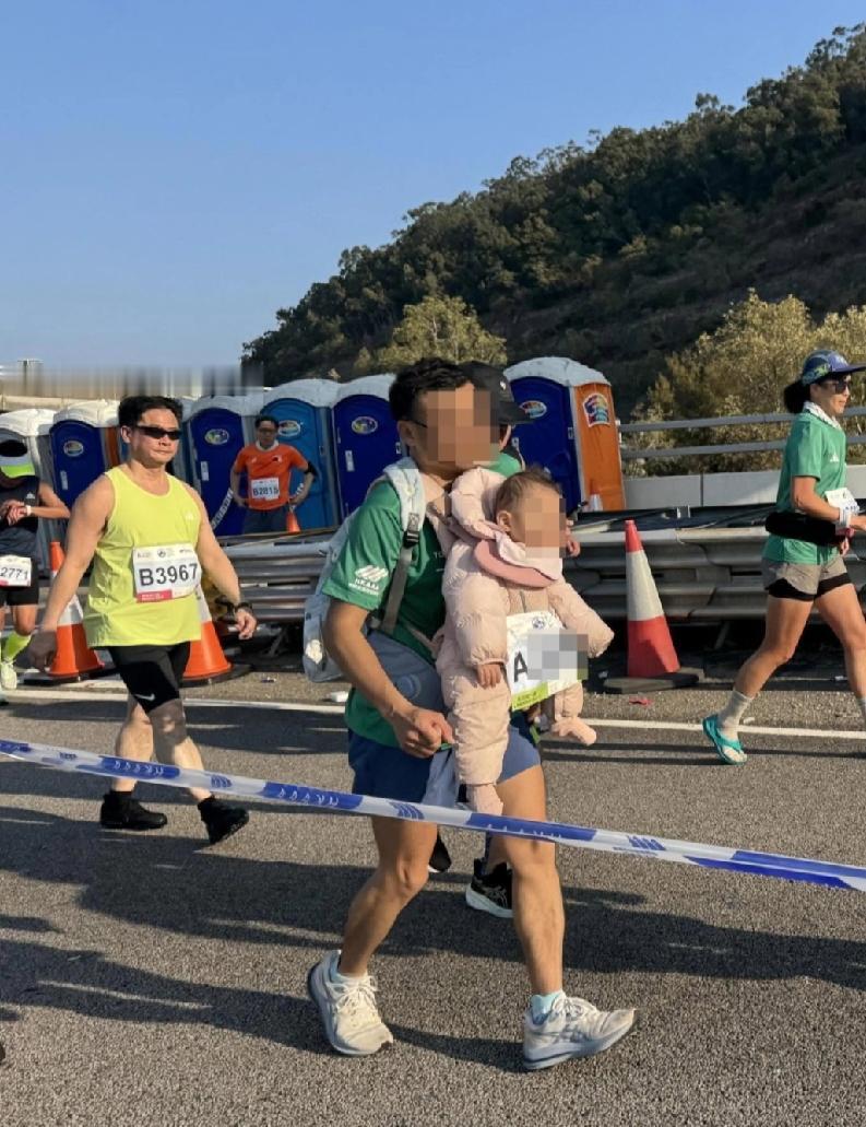 ＃渣打马拉松＃一名男子背着婴儿参加渣打马拉松，引发全城热议。有人批评男子行为不负