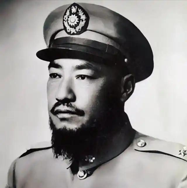 1961 年，58 岁的马步芳对 18 岁的五姨太狞笑：“把你妈妈和两个妹妹叫来