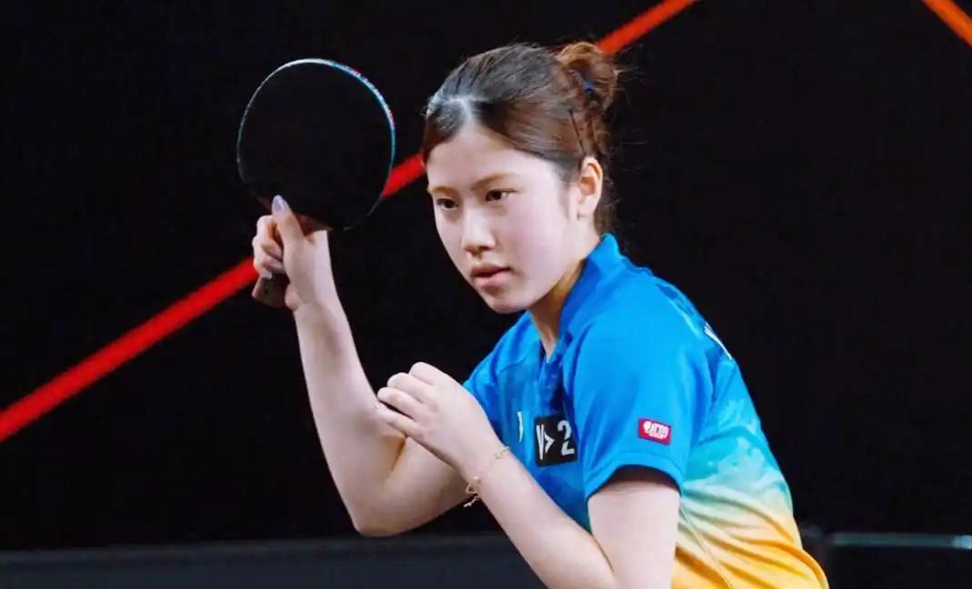 日乒的又出了个削球手兼吉优花（图1），削球就算了，还是正手长胶、反手正胶的“双怪