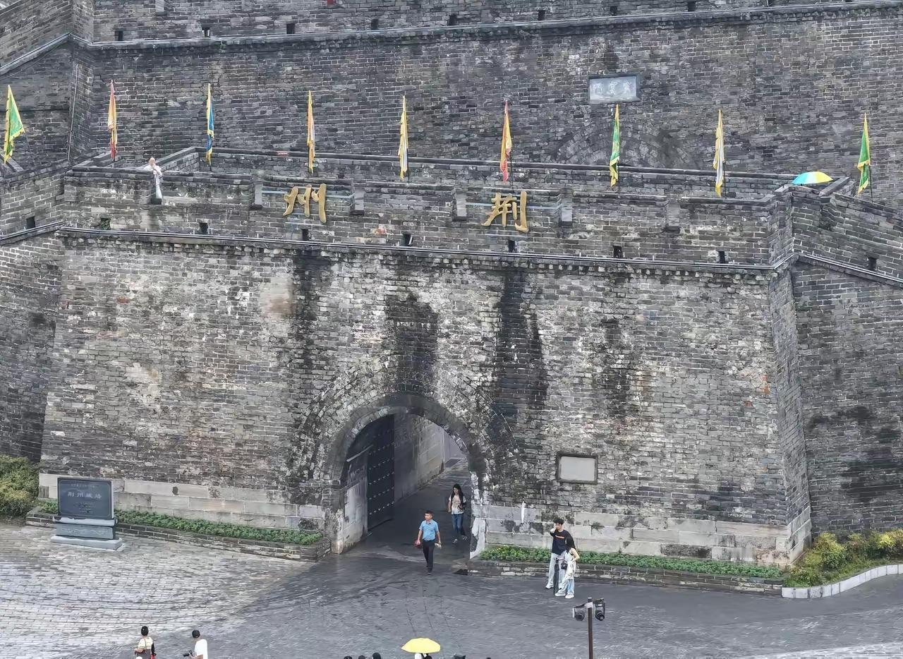 江陵城墙如此厚重，如糜芳不投降，如何不能抵挡到关羽回防？古城荆州古城墙 荆州古城
