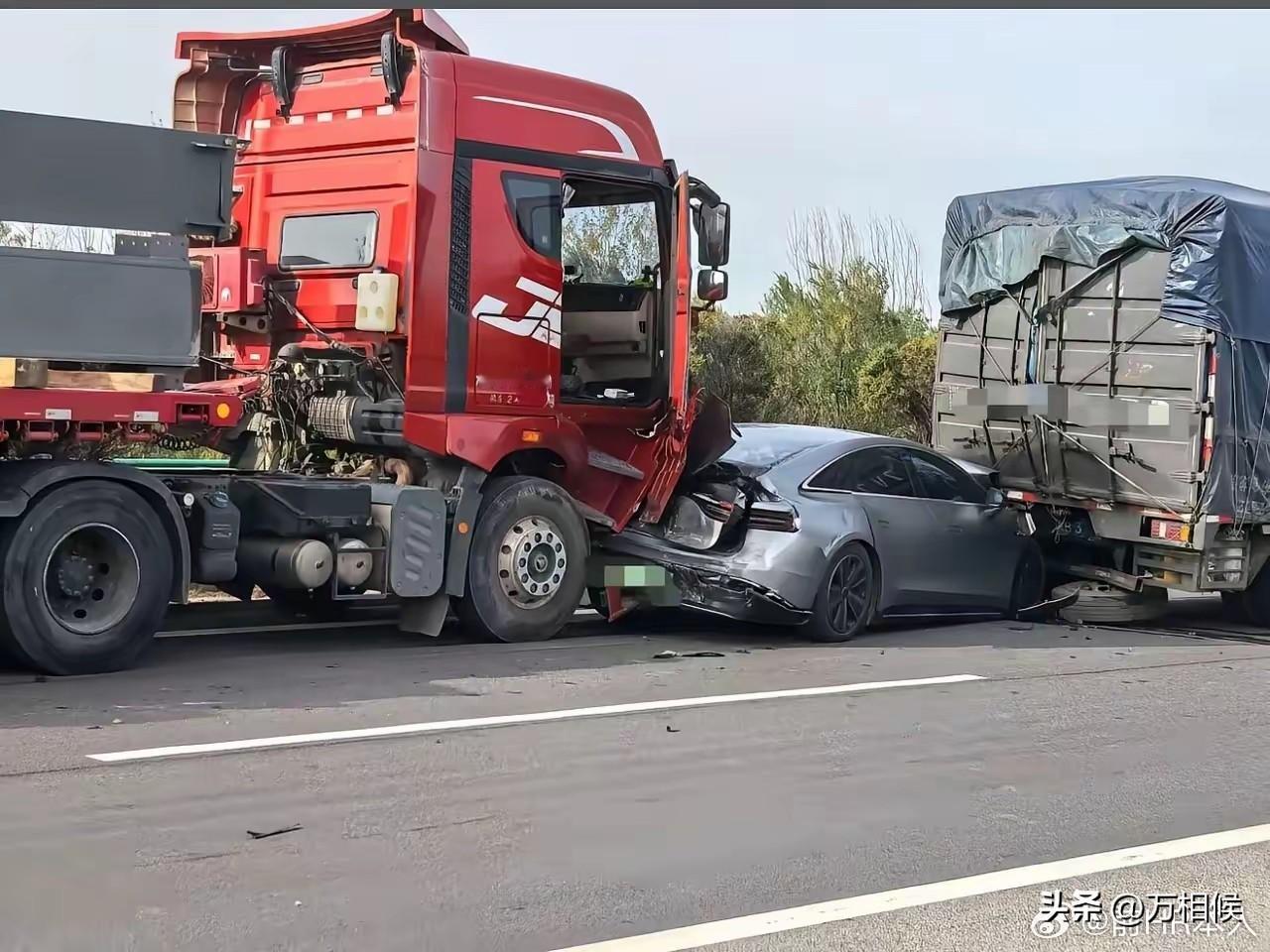 老司机都知道，开小车上马路绝不能跟在大货车的后面，包括交通灯停止线，高速公路上因