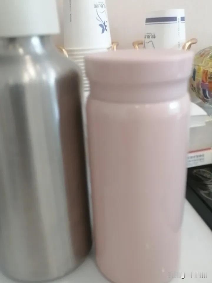 前阵子下班路上，看见大爷拎着一大袋菜走得吃力，我顺手帮他提了一段路。结果大爷连声