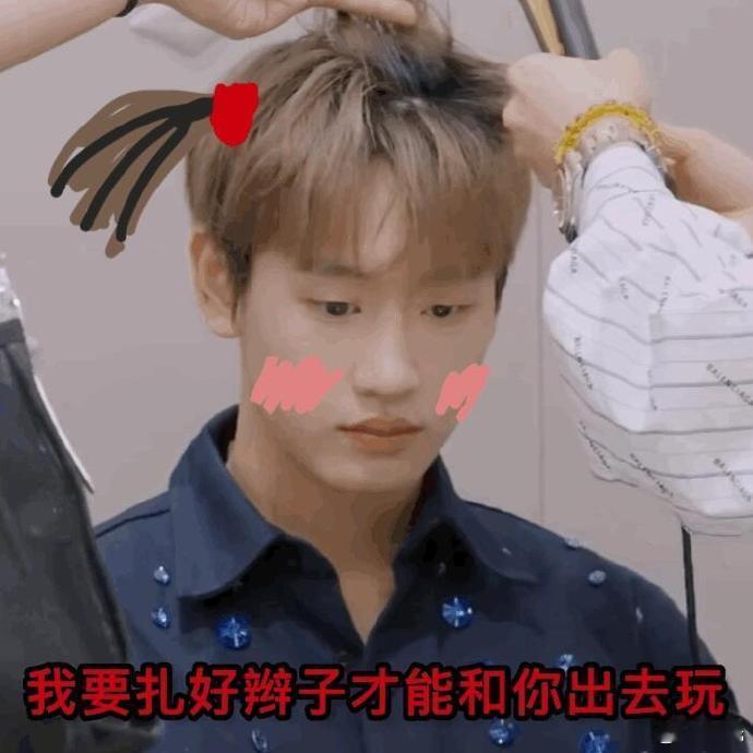 刘彰臭屁这块当众被夸帅气又优秀，刘彰当场腼腆不好意思答话 