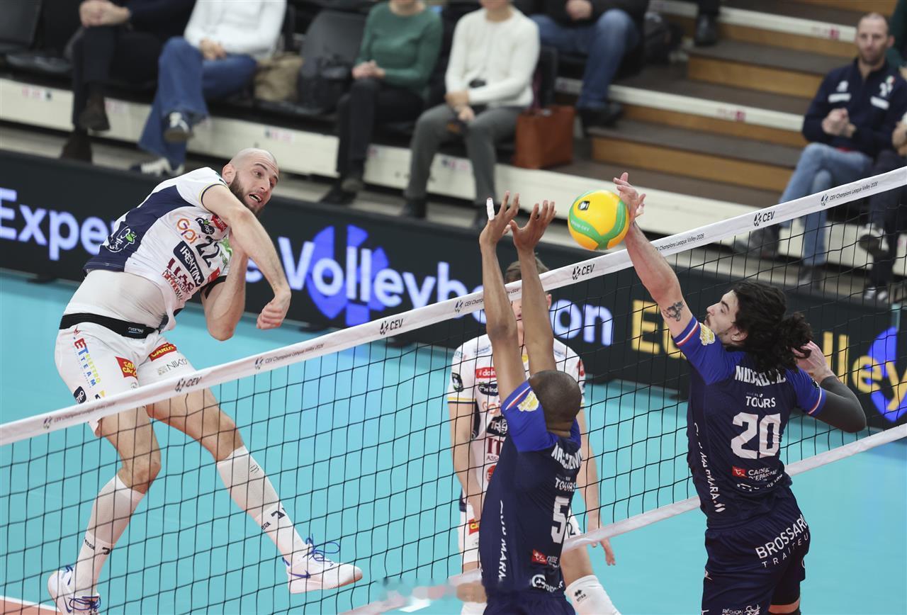 【福尔40分 男排欧冠特伦蒂诺主场3比2图尔】北京时间30日凌晨，2026男排欧