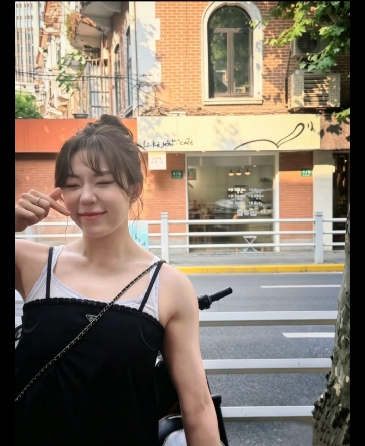 贾一凡真和马来西亚的陈堂杰谈恋爱啊，恋爱传闻看来并非空穴来风，背的同款（一个）包