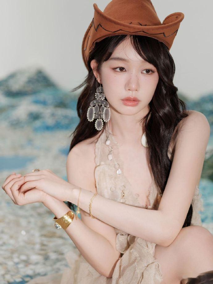徐梦洁美我一跳徐梦洁身穿银色露背贝壳裙，而且还戴着牛仔帽，真的是会让人感觉到了一