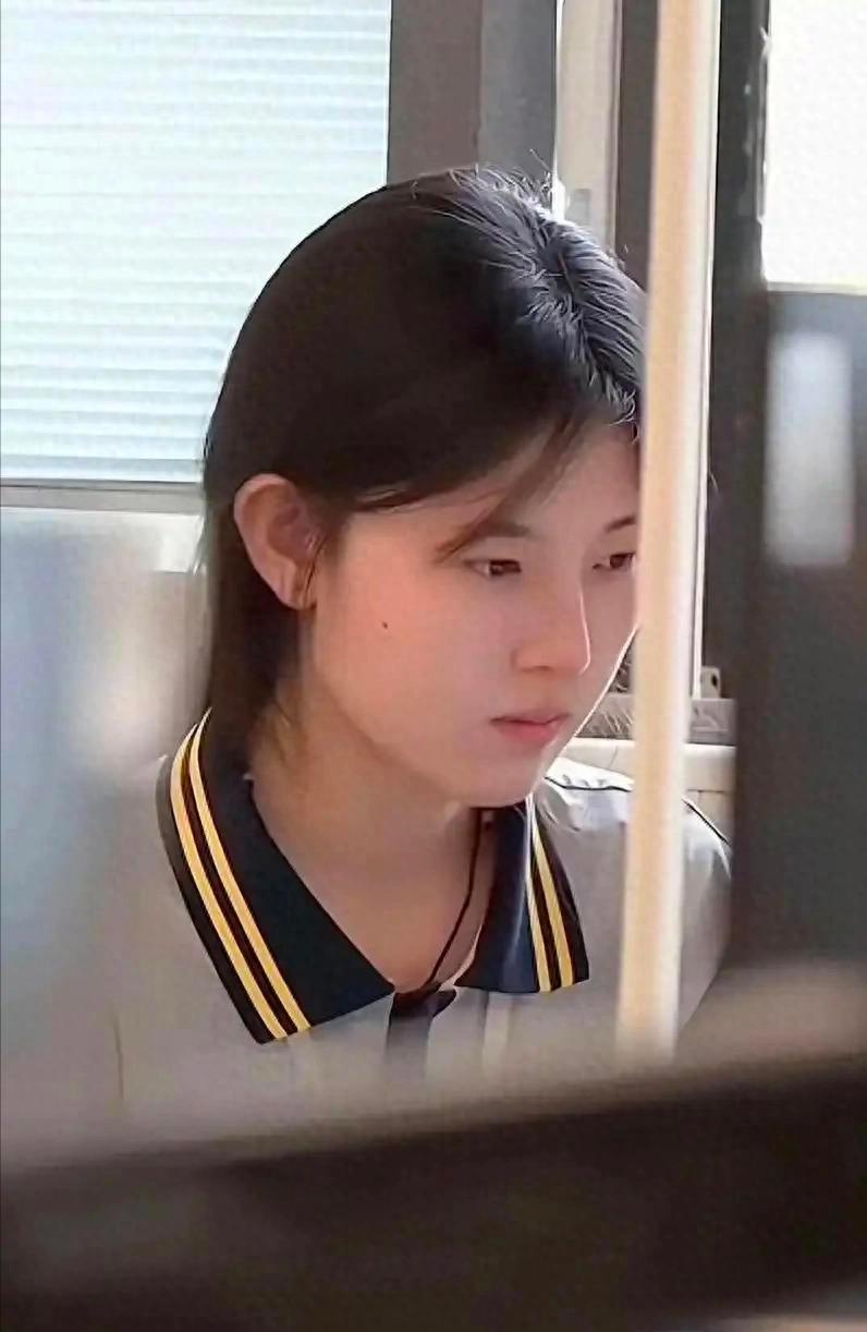 “天才少女”姜萍近况曝光，69岁父亲衣着寒酸，当地大佬送钱送酒

两年了，姜萍又