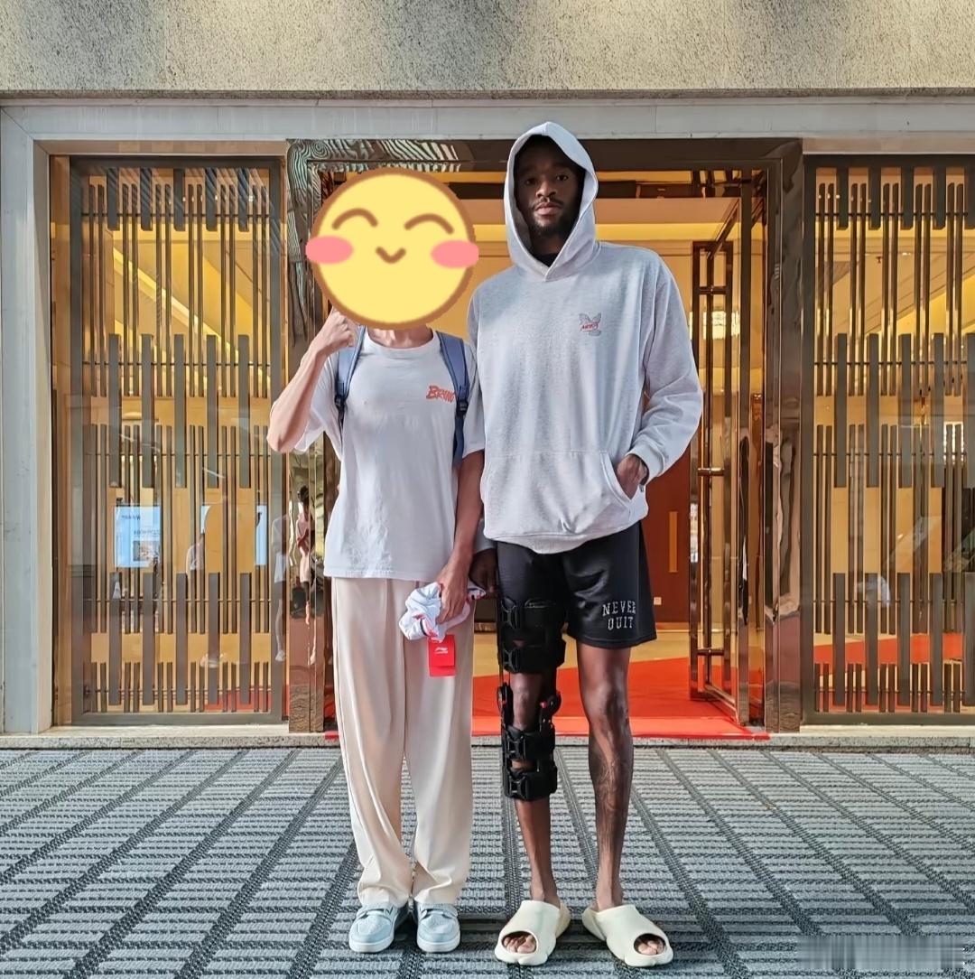 球迷偶遇正在养伤的萨姆纳，奶茶哥膝盖上还绑着护具，看来伤势蛮严重的，早日康复啊，