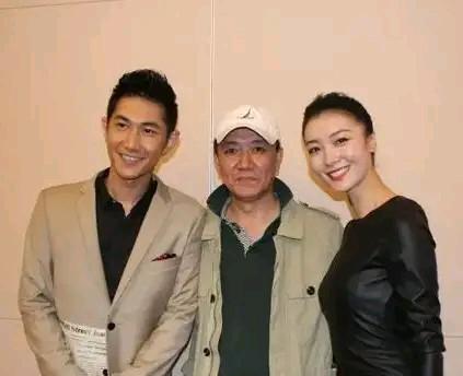 个子最矮的那个特好认，是著名演员李幼斌，左边是李幼斌的好徒儿何明翰。右边这位美女