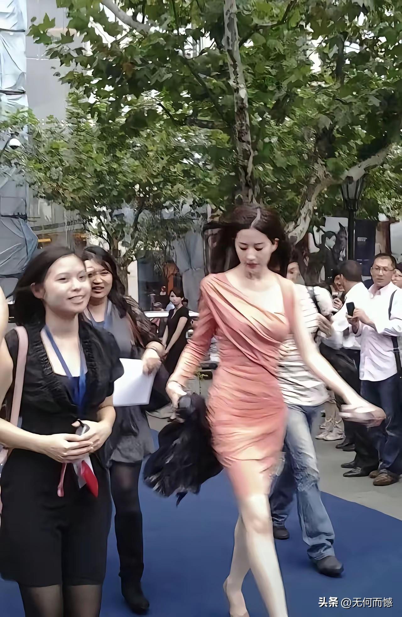 刘亦菲才是东北人眼里的顶配大美女！不管是早年素人时期白衬衫配牛仔裤，还是后来红毯