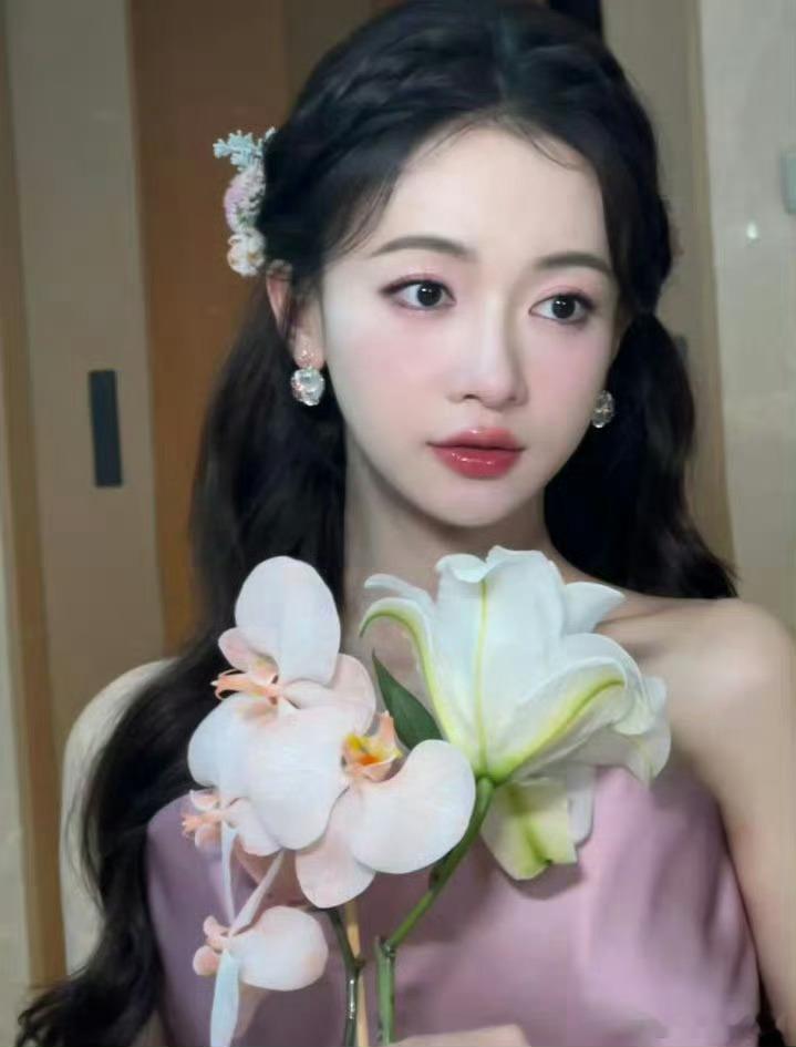 #吴谨言活动造型#麻麻，我看到了花仙子耶，吴谨言请以后造型都按这个标准来[送花花