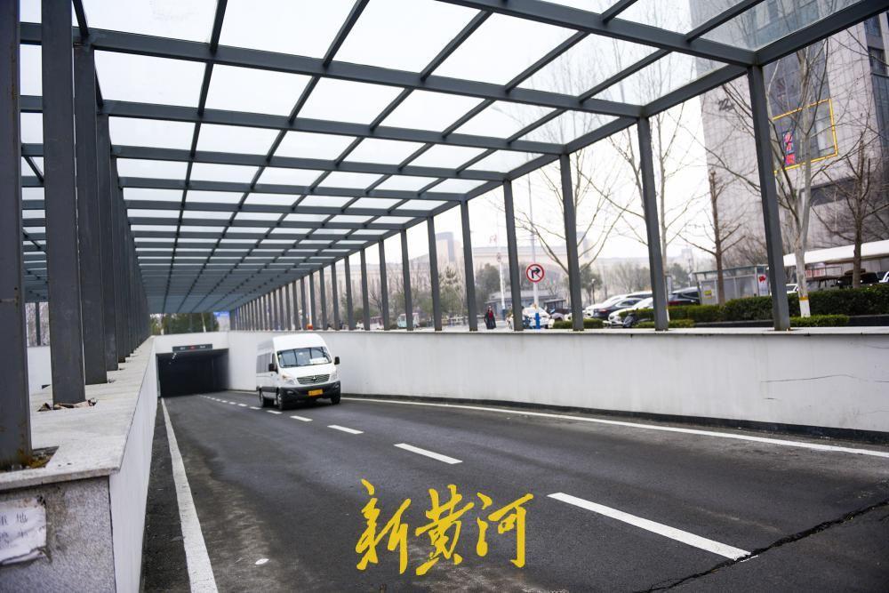 济南火车站北广场地下停车场升级，新增遮雨棚兼具降噪功能！3月5日，济南火车站北广