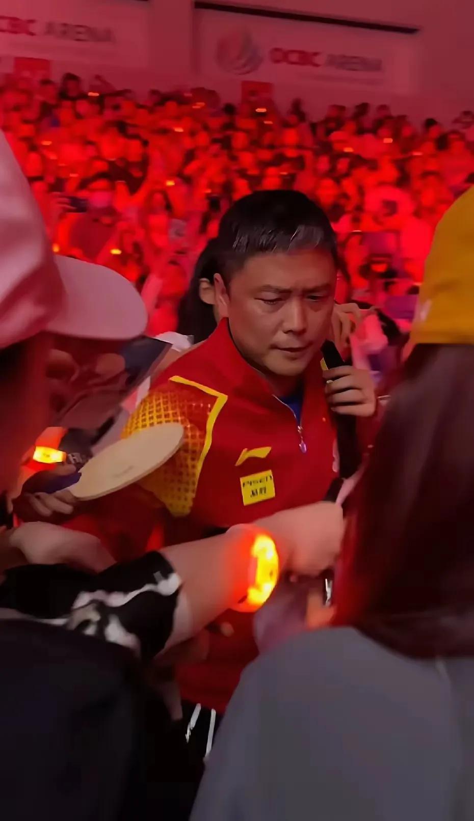 这些找刘志强签名的不知道怎么想的？在这种情况下林诗栋0比4失利了，我估计志强半条