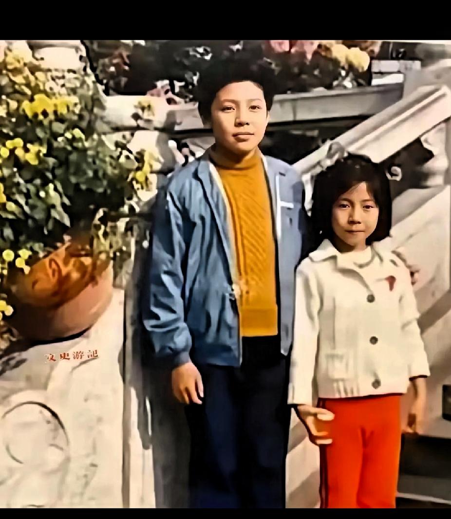 他自己也万万没想到，现在能火的一塌糊涂！
这是80年代，一个男孩和妹妹的合影。过