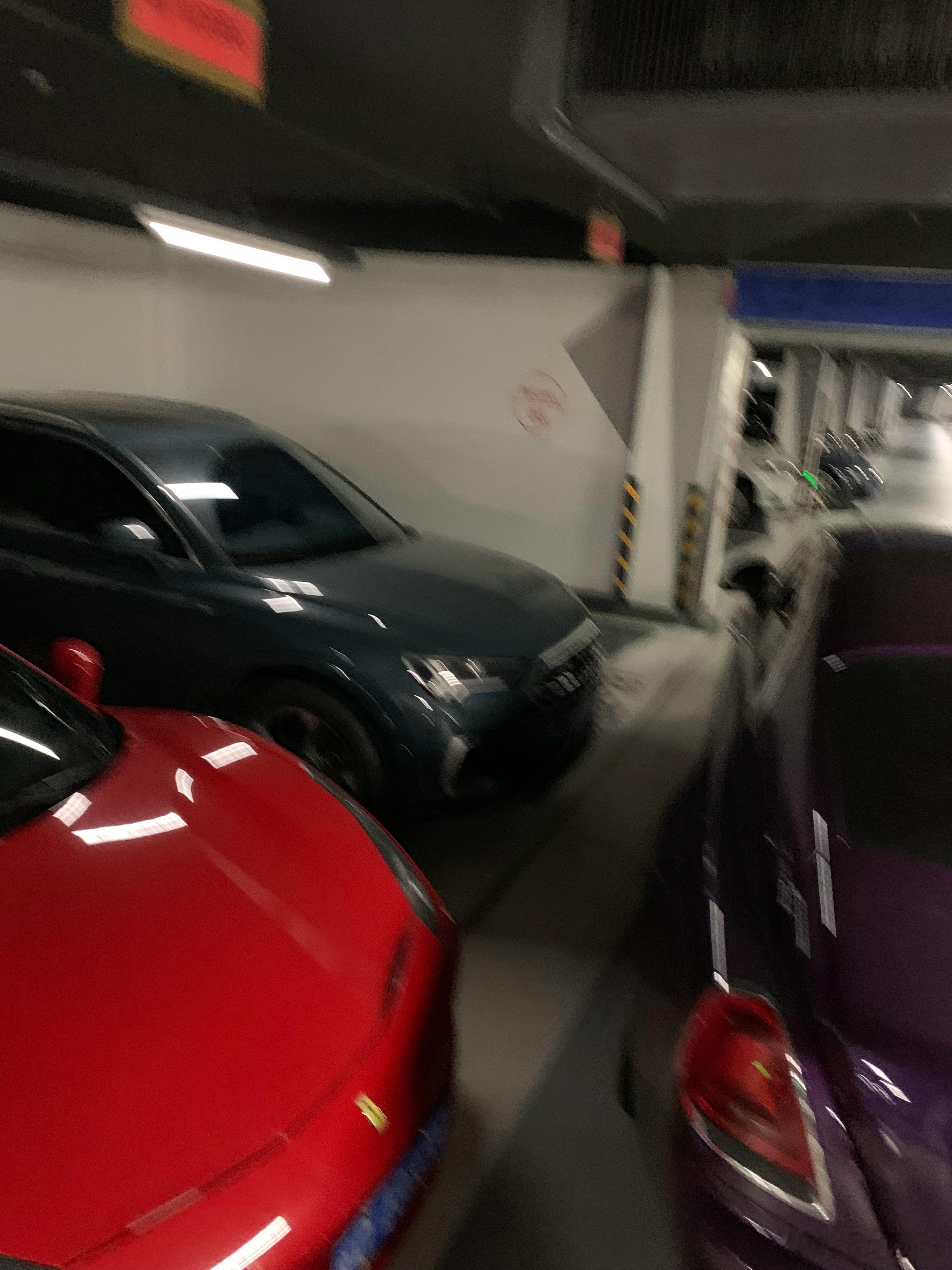 这个灰色的车子真的太没素质了 提前两三个小时联系物业挪车 就是停着不动 那我回家