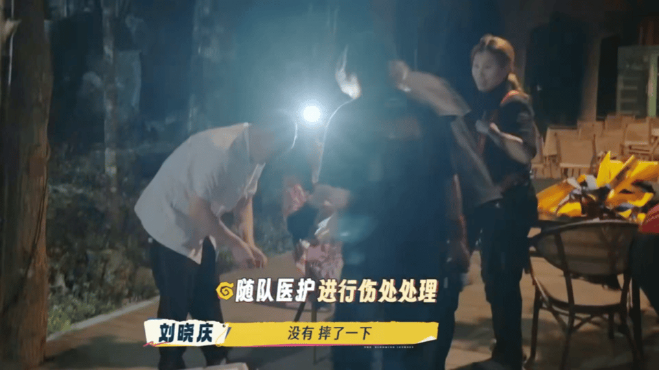 刘晓庆踩空摔倒 看着刘晓庆摔倒的瞬间心都提到嗓子眼了！没想到她第一反应竟是开玩笑