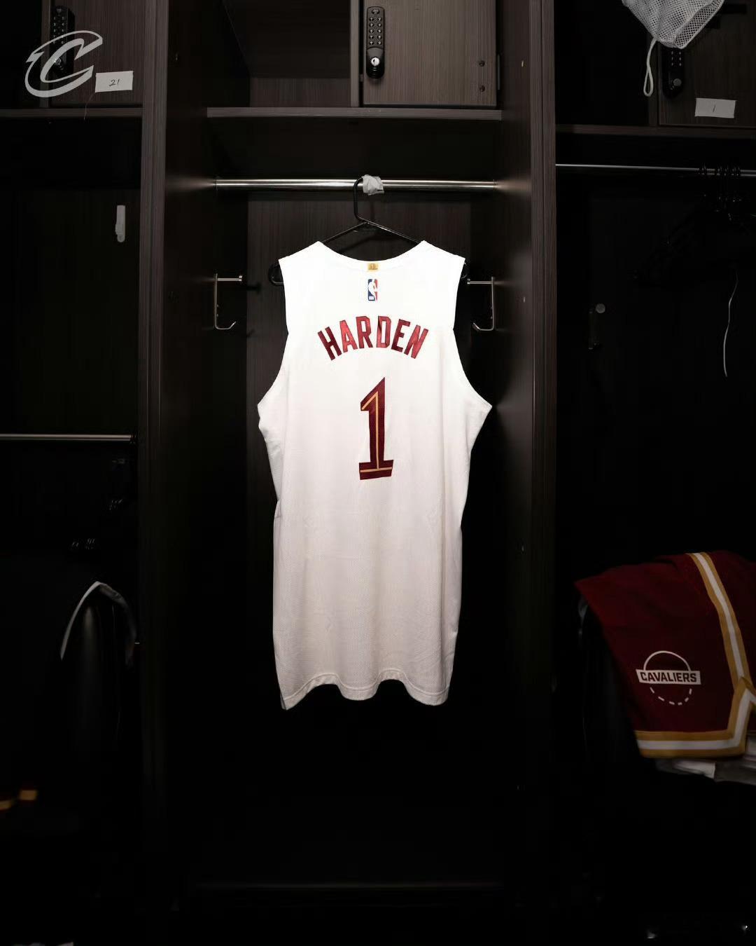 哈登骑士首秀 从火箭到篮网、76人再到快船，如今身披骑士战袍，哈登依旧用最成熟的