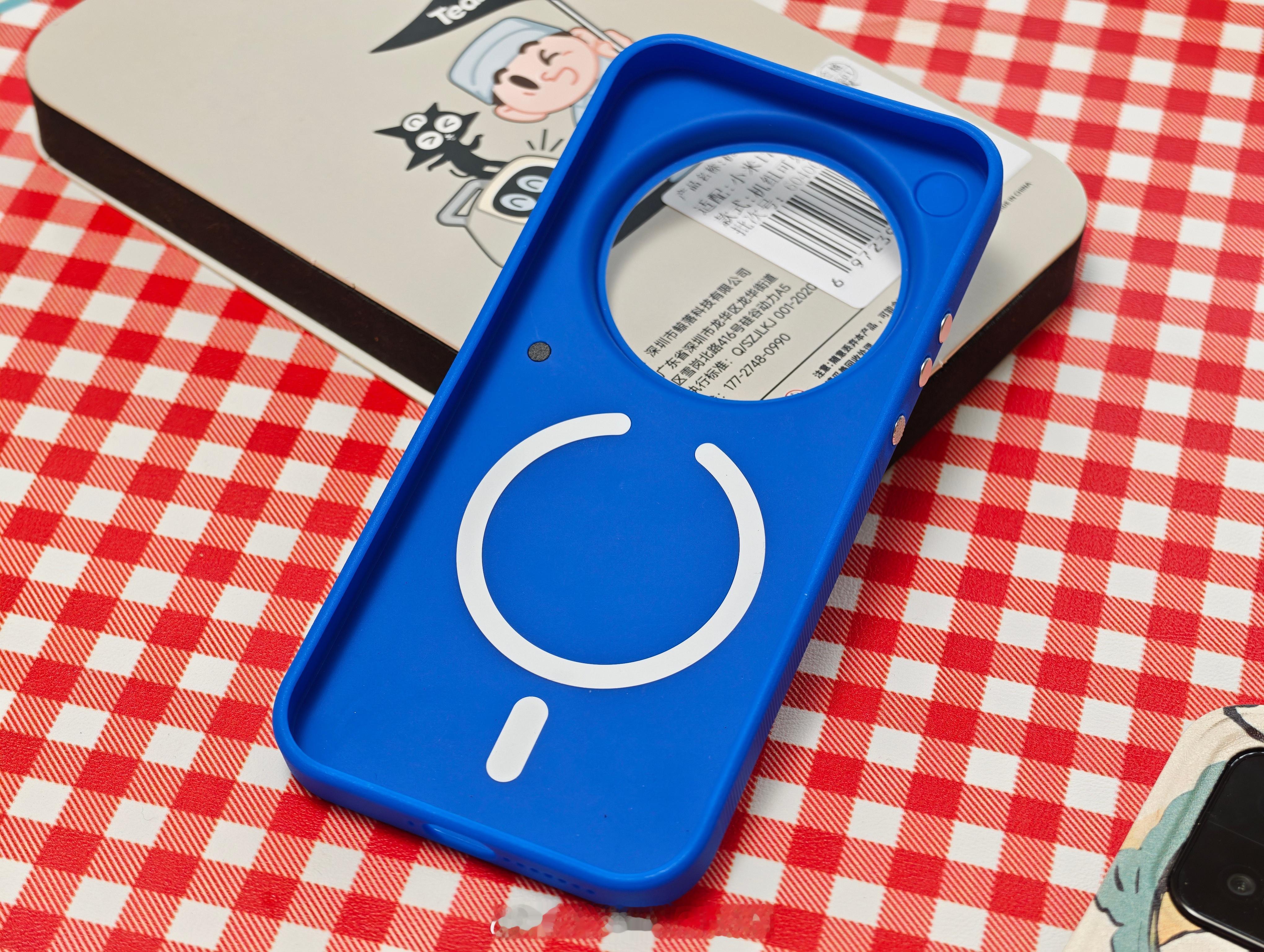 收到了AiUV最新的超能Ultra钢化膜，有一说一有点夯啊…我从未见过厚度如此细