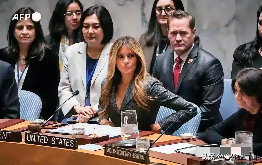 世界如此慌唐！一个通过爱泼斯坦之手，“偷渡”到美国，介绍给特朗普的东欧女人，现在