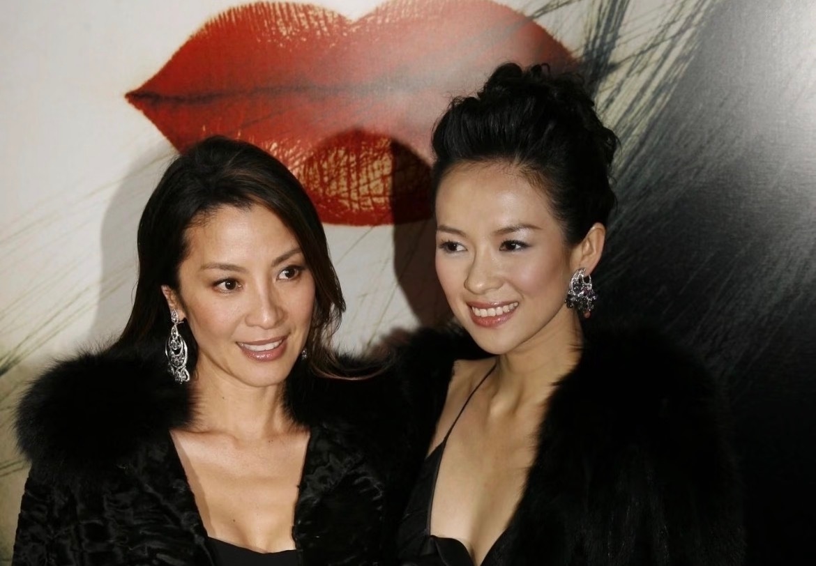 杨紫琼和光里的自己对视姐是要回国发展了吗这几天都在国内营业，所以能梦一个和怡再合