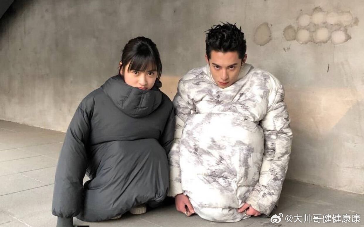 轻松一刻一场综艺颁奖玩笑，让相伴八年的王鹤棣、沈月陷入舆论风波。节目里沈月趣味颁