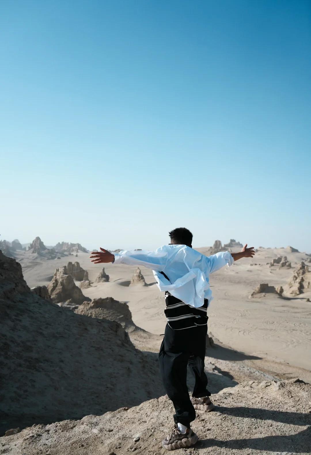 有风的沙漠，有梦的你
每隔一段时间 我就会短暂逃离一下当前的生活
长久的居于一地