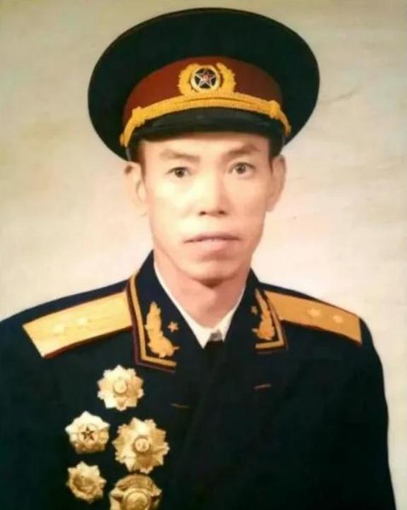 1937年9月25日的平型关战斗结束后，24岁的梁兴初躺在阵地上，衣服和身上沾满