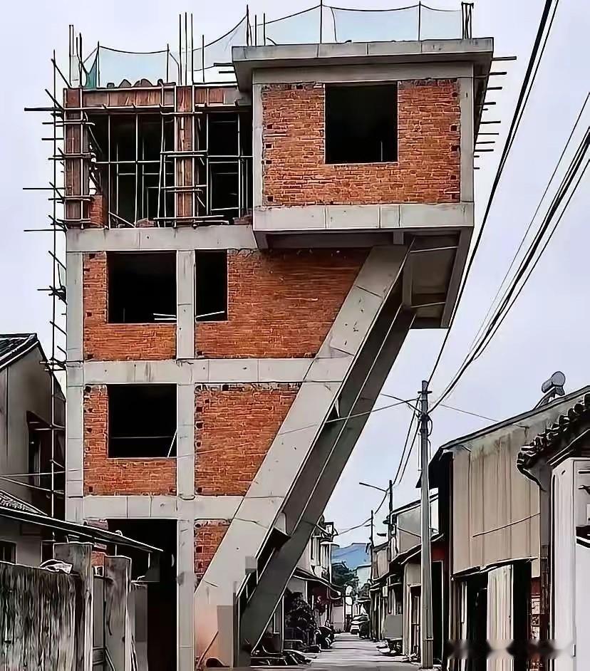 这种奇葩自建房，从建筑力学看靠谱吗？
刷到这栋农村在建楼房，外侧一间屋子靠一根大