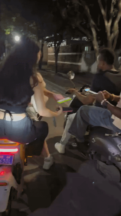 真想不明白，怎么会是中国女生主动索要联系方式啊？[抠鼻]