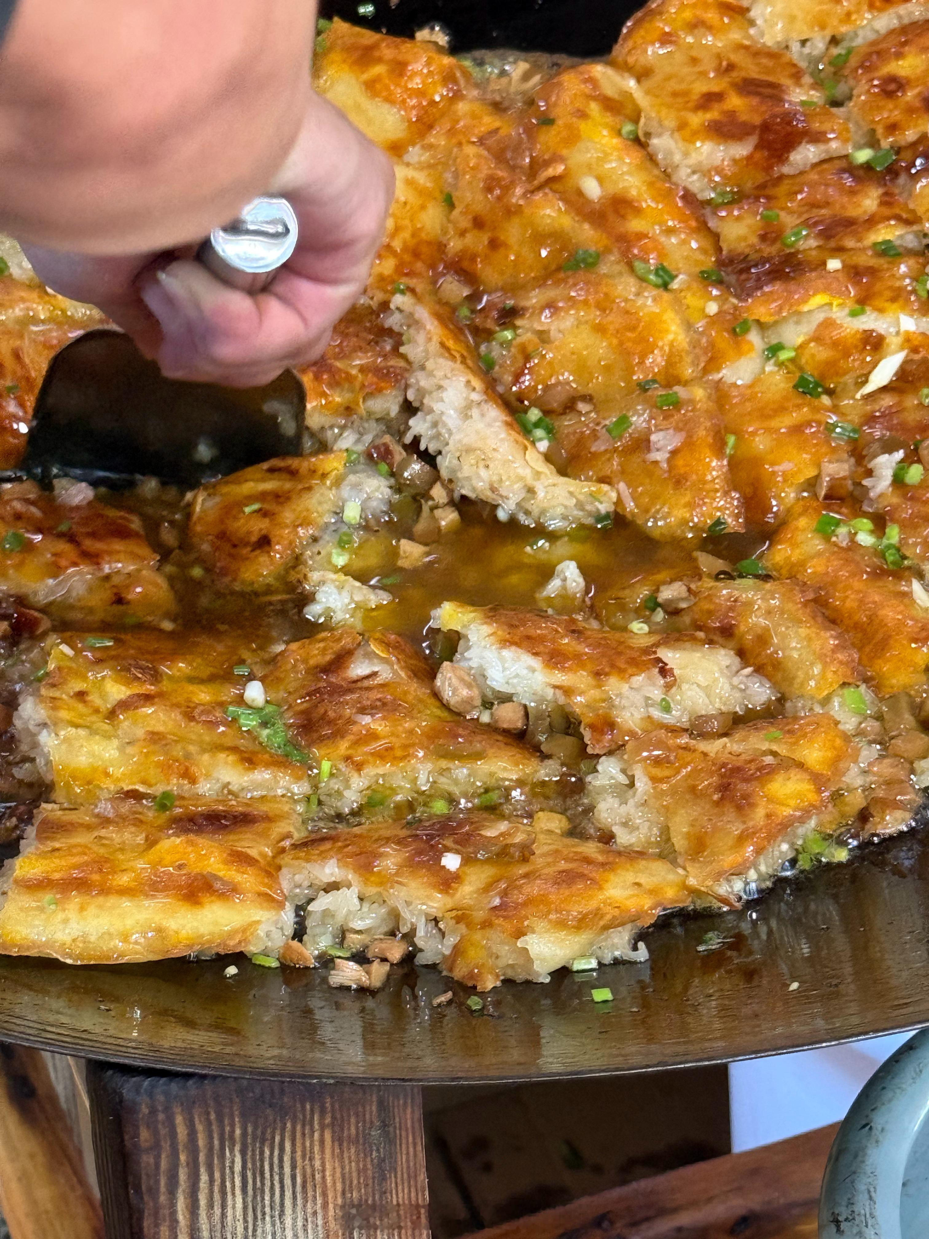 过早听了下做豆皮的老板是武汉口音那豆皮应该还挺好吃的哈哈哈哈 这是被油浸泡了的豆