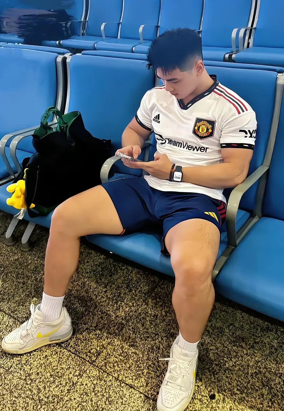 这样的男生太招人喜欢了，我敢打赌这个男生和一个明星帅哥在一起二选一，我相信100