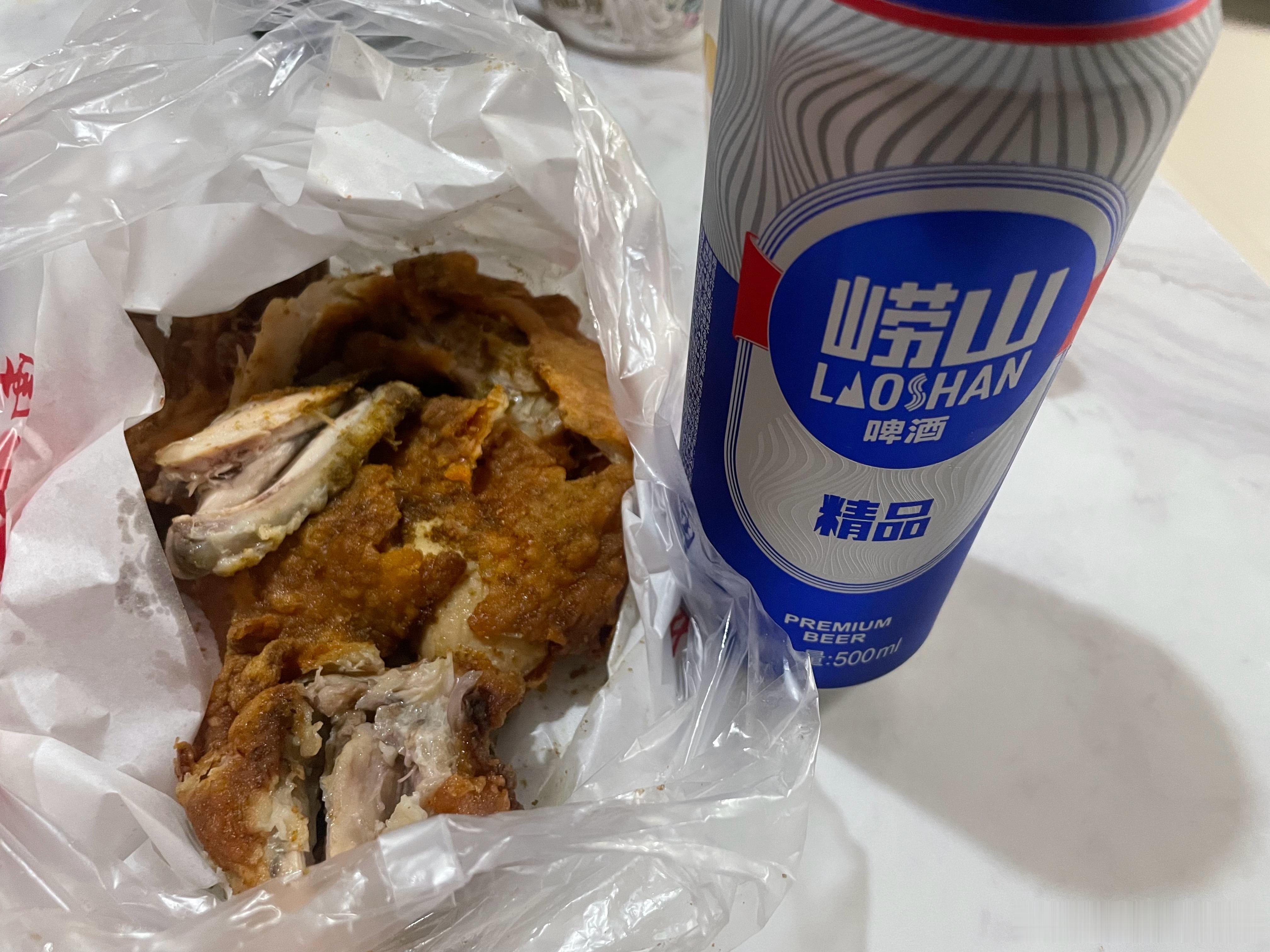 辛苦一天，晚饭肯定是没精力做了，炸鸡，烤鸭，啤酒，大家都开心，挣300花100也