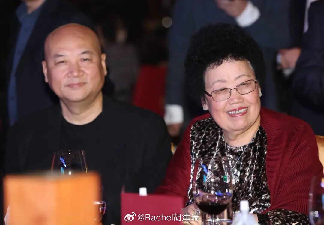 迟重瑞为陈丽华光头36年一句孩子的话，他记了36年；一段不被看好的婚姻，他用一生